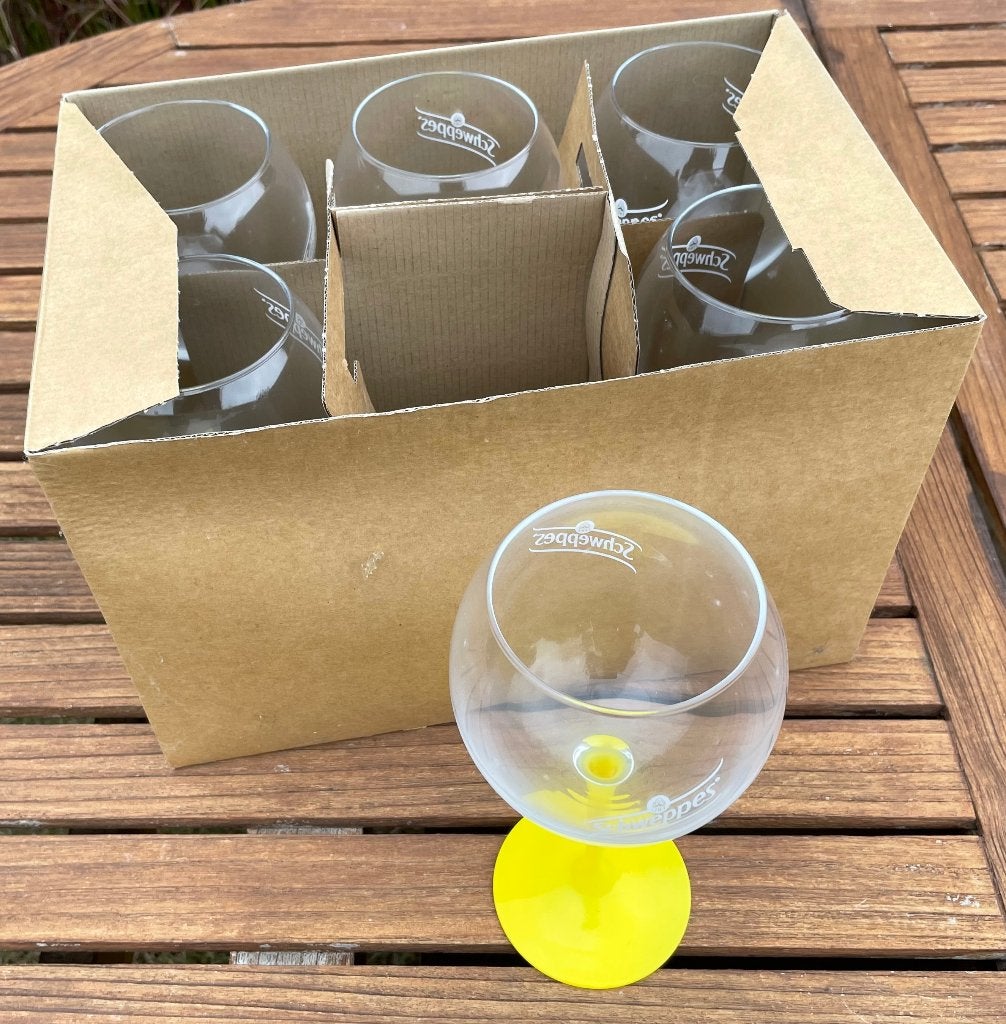 23x Schweppes ballonglazen met een gele voet, Verzamelen, Glas en Drinkglazen, Ophalen, Nieuw, Frisdrankglas
