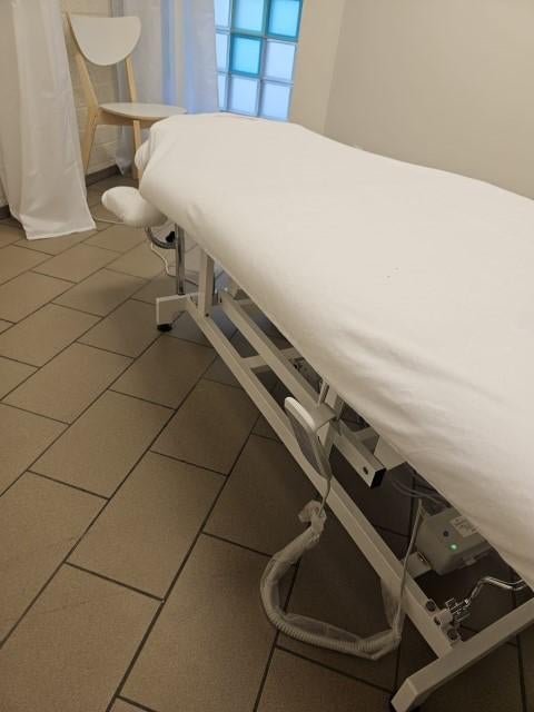 LUXE Largo Plus Massagetafel (3 Motoren) – Wit – ZGAN, Sport en Fitness, Ophalen, Zo goed als nieuw, Massagetafel