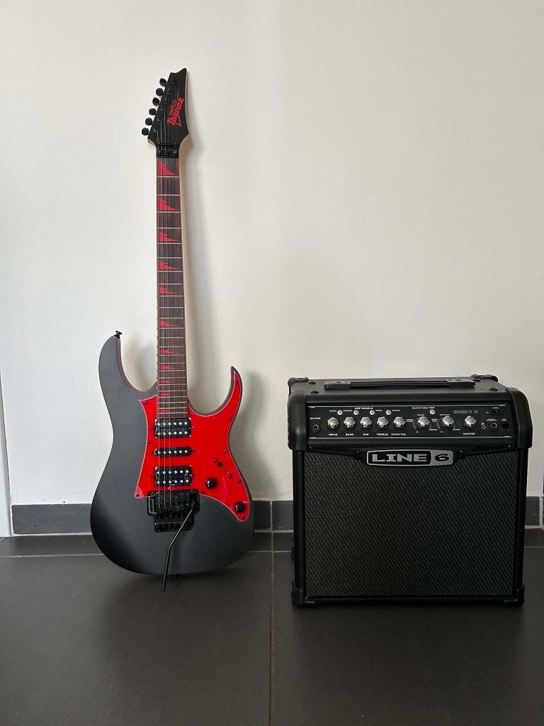Mat zwart met rood elektrische gitaar + versterker, Ophalen, Zo goed als nieuw, Ibanez, Met versterker