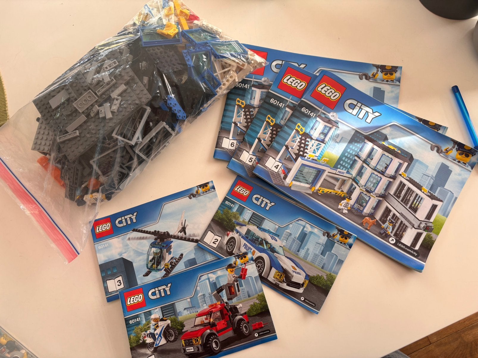 Lego city 60141 politiekazerne, Kinderen en Baby's, City, Lego, Ophalen of Verzenden, Zo goed als nieuw