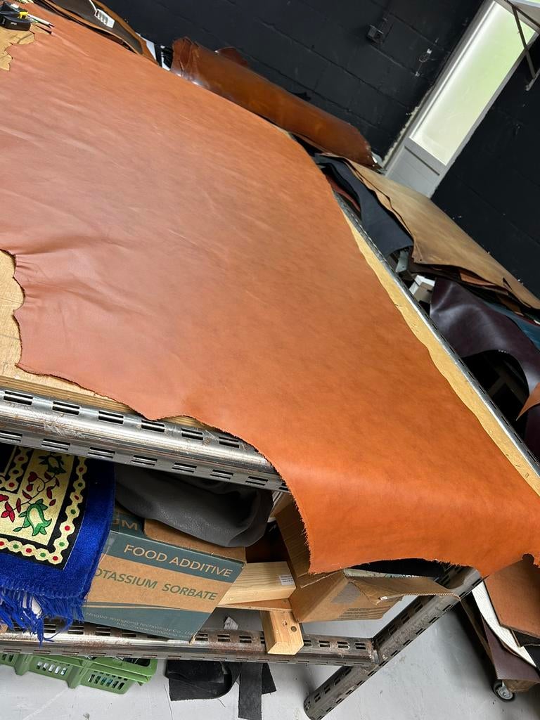 Cognac kleur halve huid 1.3 mm dikte iets stug en glad A295, Ophalen of Verzenden, Zo goed als nieuw