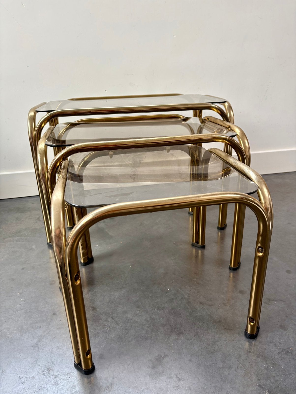 Vintage set 3 bijzettafels, goud buisframe rookglas ‘70, Antiquités & Art, Enlèvement ou Envoi