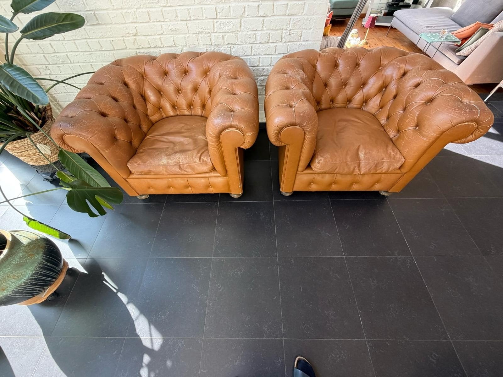 twee chesterfield clubfauteuills, cognac leer, cognac, Huis en Inrichting, Ophalen, Leer
