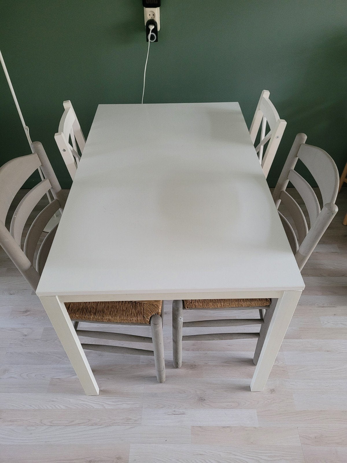 1 witte Tafel(Melltrop), 2 witte stoelen, 2 grijze stoelen., Enlèvement, Utilisé, 4 à 6 chaises