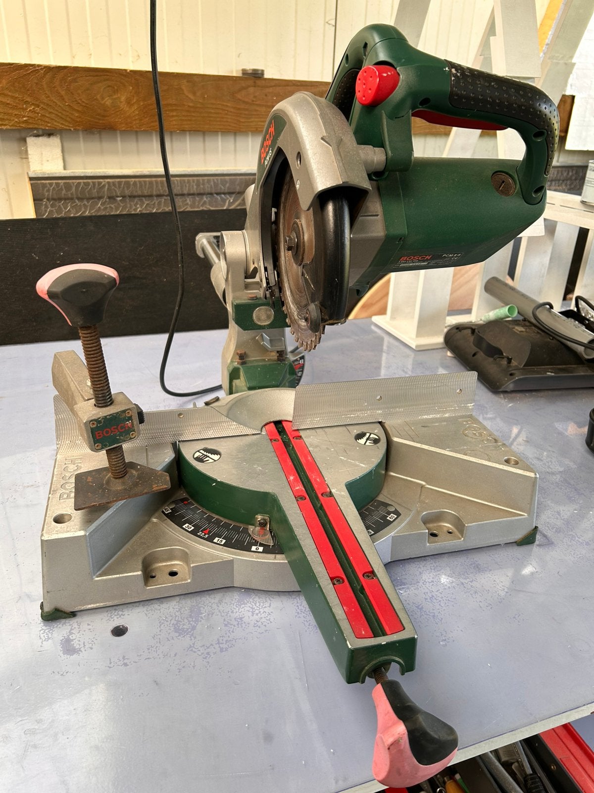 Bosch verstek zaagmachine op geleiding., 30 à 70 mm, Enlèvement, Utilisé, 1200 watts ou plus