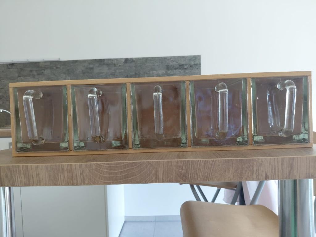 Ancienne armoire à épices en bois + 5 moulins à verre, Enlèvement