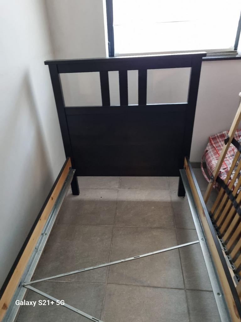 Eenpersoonsbed Hemnes donkerbruin met lattenbodem en matras, Huis en Inrichting, Ophalen