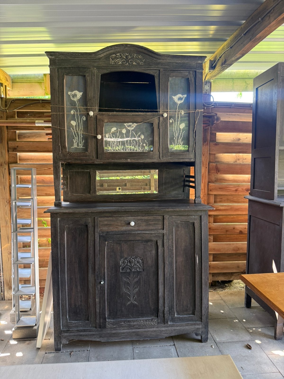 Houten kast met mooie details gaat 6/8 naar kringloop, Ophalen, Zo goed als nieuw