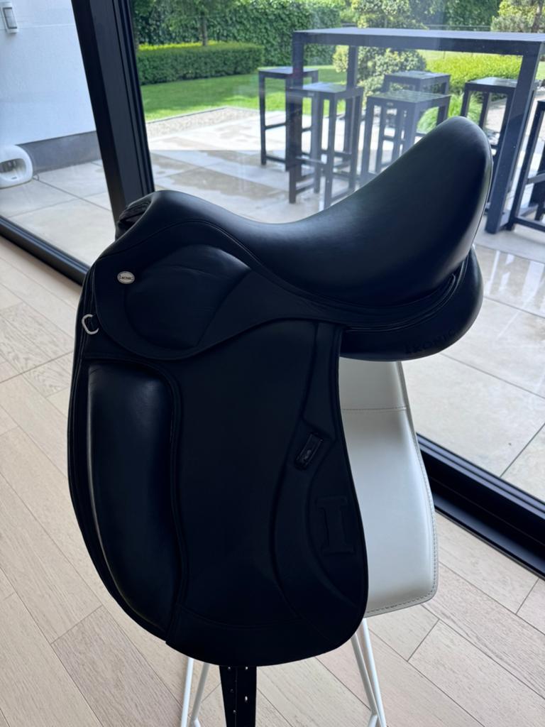 Selle de dressage Ikonic 17,5, Dieren en Toebehoren, Paarden en Pony's | Zadels, Ophalen, Zo goed als nieuw, Dressuur