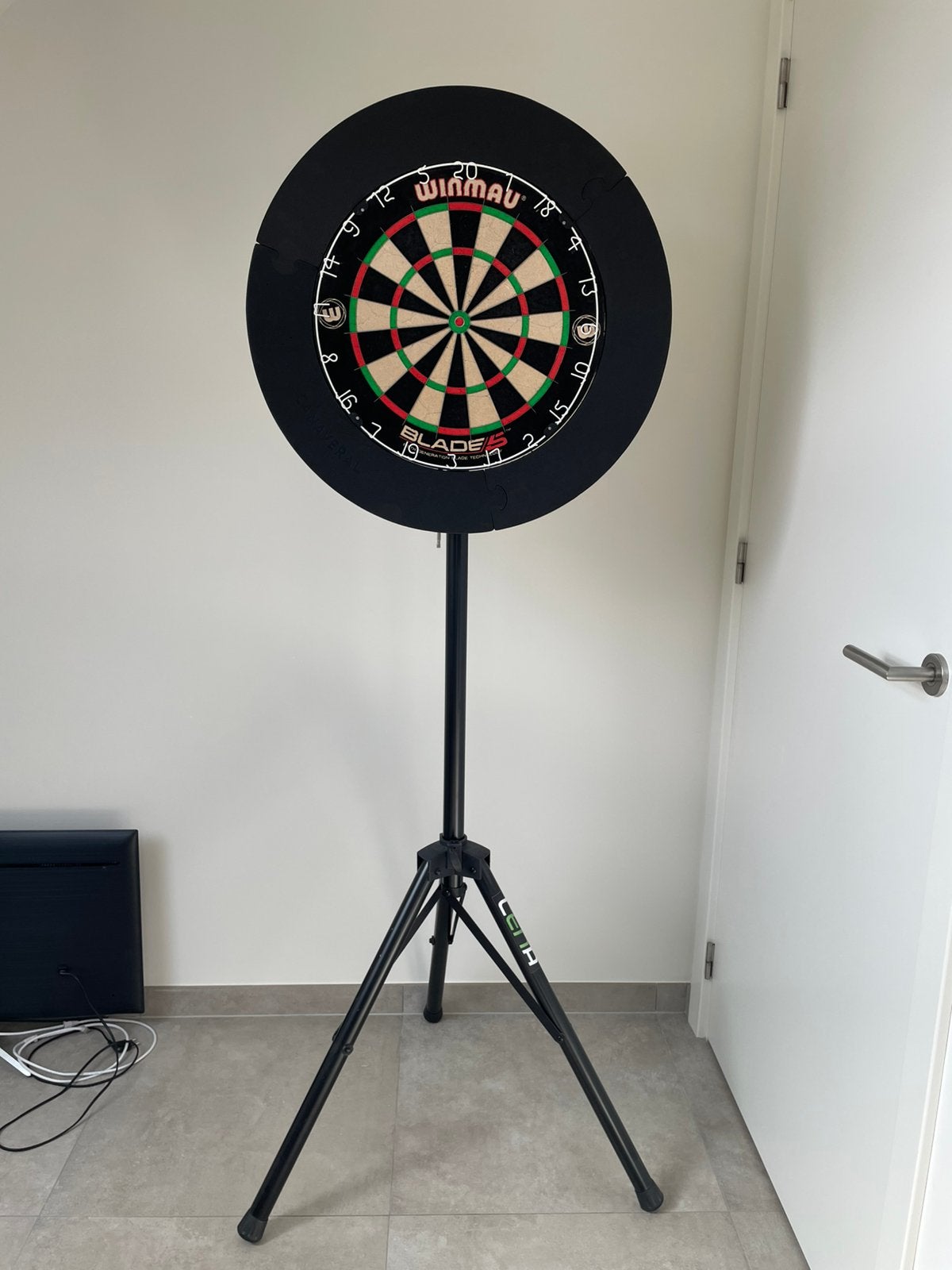 Winmau Blade 5 + darts standaard + set pijlen, Sport en Fitness, Darts, Zo goed als nieuw, Dartbord, Ophalen of Verzenden