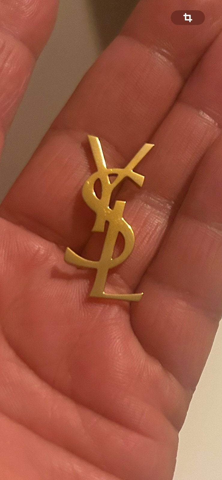 Pin’s YSL, Bijoux, Sacs & Beauté, Broches, Neuf, Enlèvement ou Envoi, Or, 4 à 7 cm