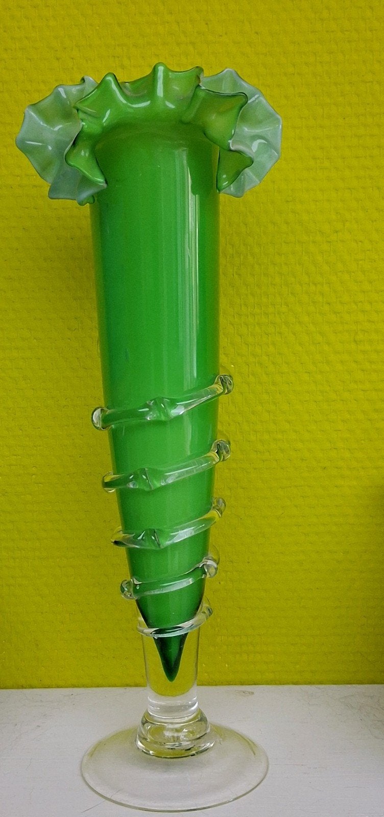 Vintage Tango Vaas – Opaline Glas – Groen met Ruches (Mid-Ce, Antiek en Kunst, Ophalen