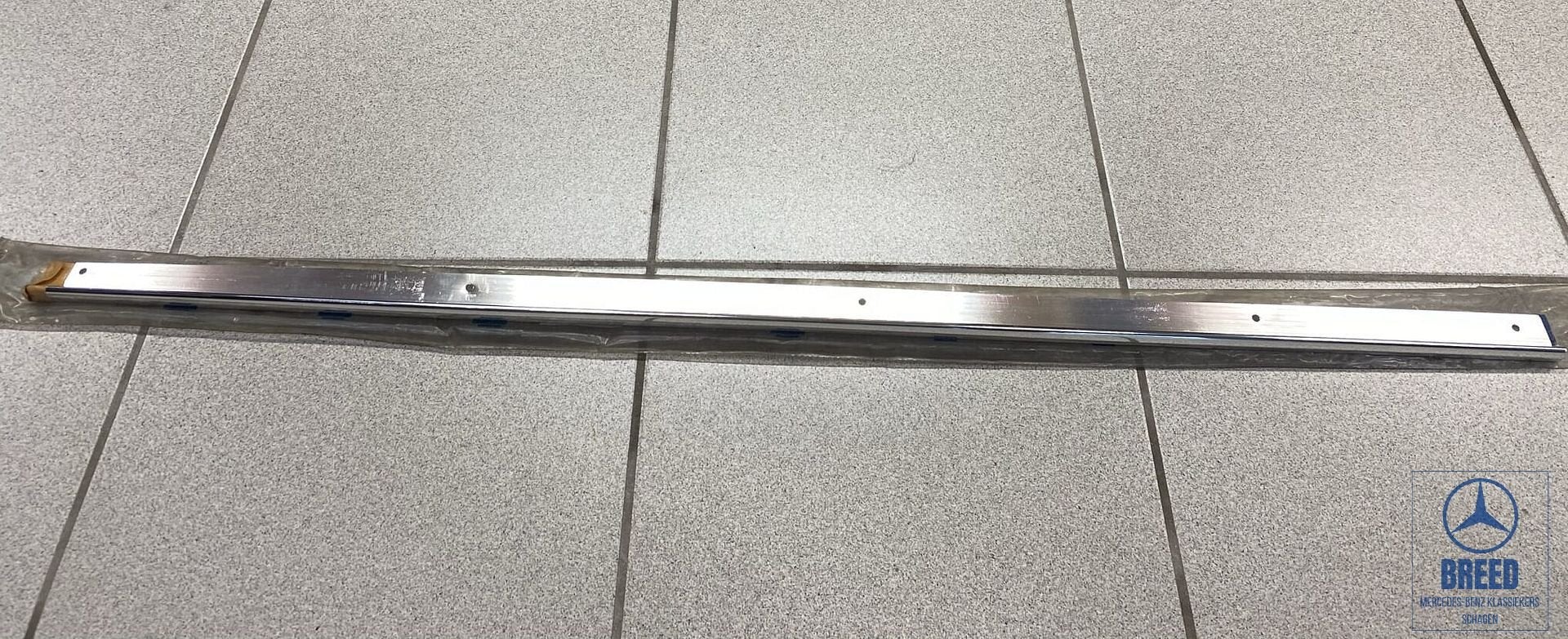 NOS regenlijst rechts voor Mercedes-Benz W116 SE, Auto-onderdelen, -, Nieuw, Ophalen of Verzenden, -