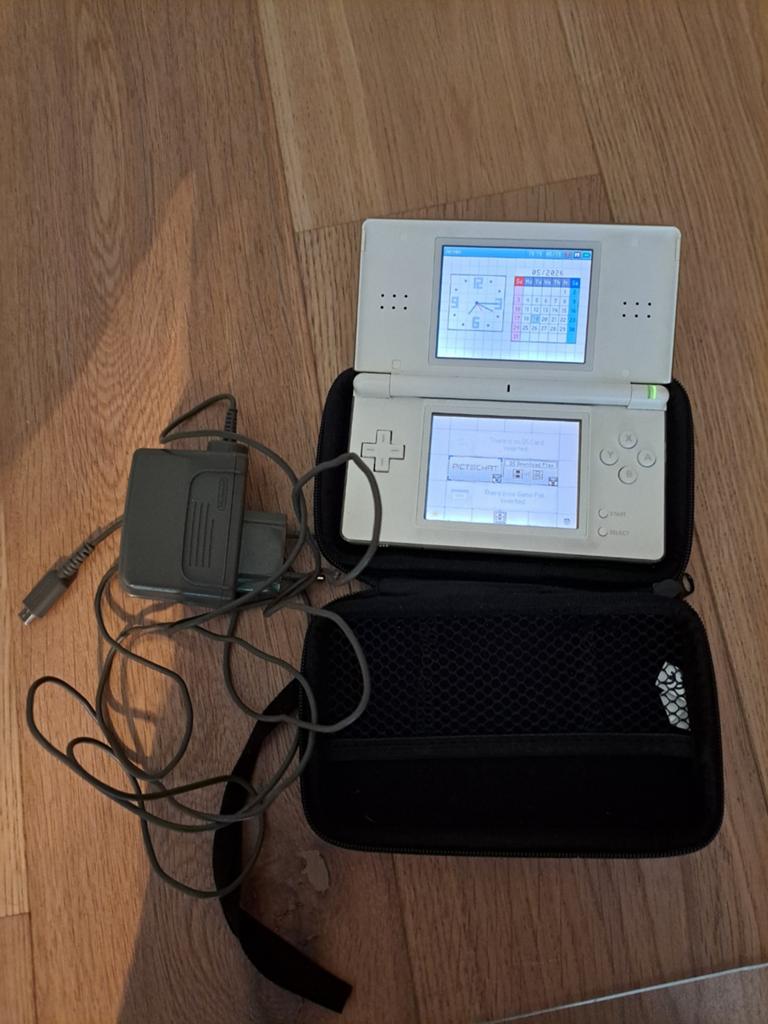 Nintendo DS Lite avec étui et chargeur, Consoles de jeu & Jeux vidéo, Consoles de jeu | Nintendo DS, Avec housse de protection ou sac