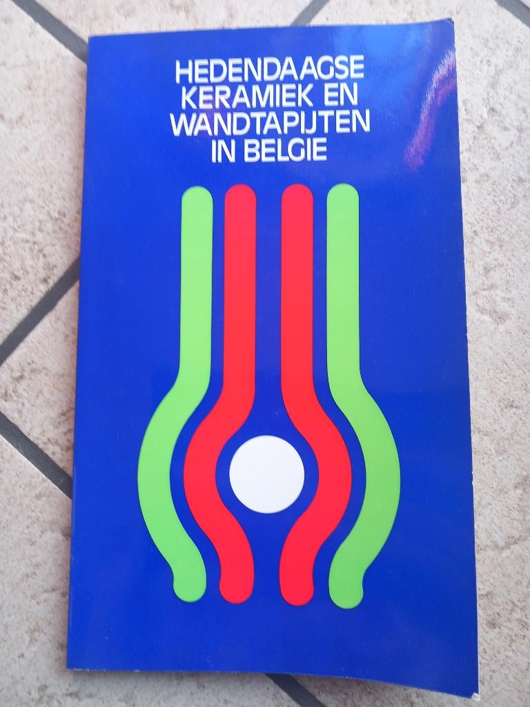Hedendaagse keramiek en wandtapijten in België, Livres, Art & Culture | Arts plastiques, Utilisé, Sculpture, Enlèvement ou Envoi