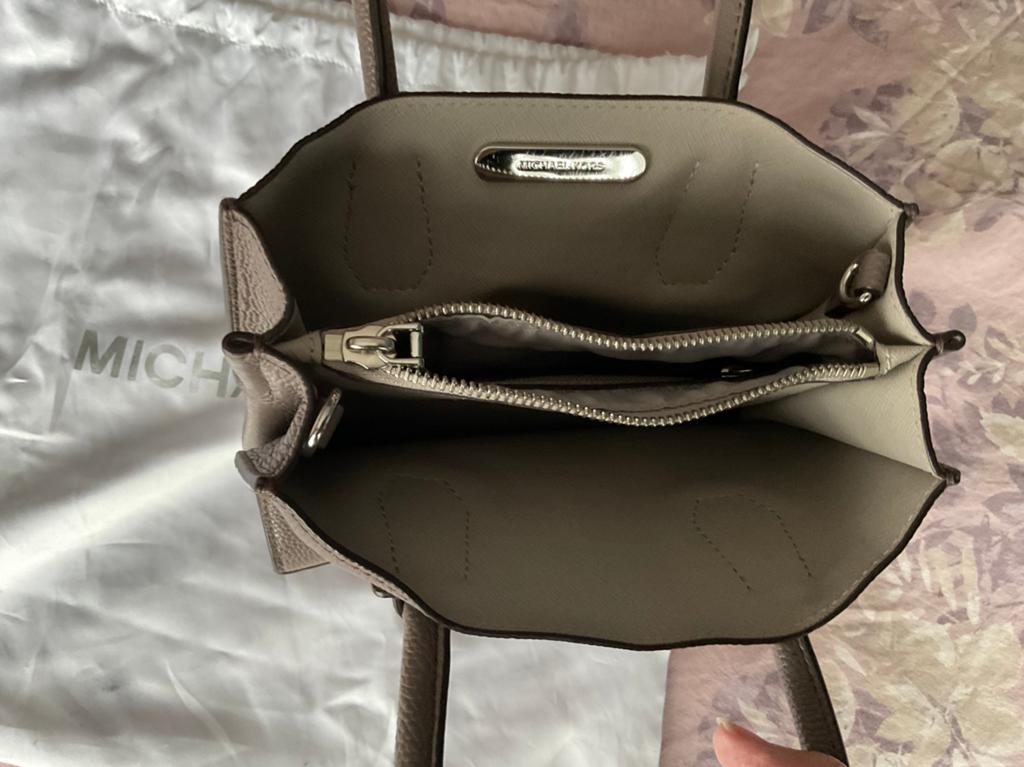 Handtas Michael Kors taupe 21 x 20 x 8, Handtassen en Accessoires, Tassen | Damestassen, Ophalen, Zo goed als nieuw, Handtas