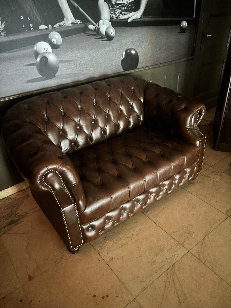 Prachtige bruine Chesterfield tweezitszetel, Antiek en Kunst, Ophalen