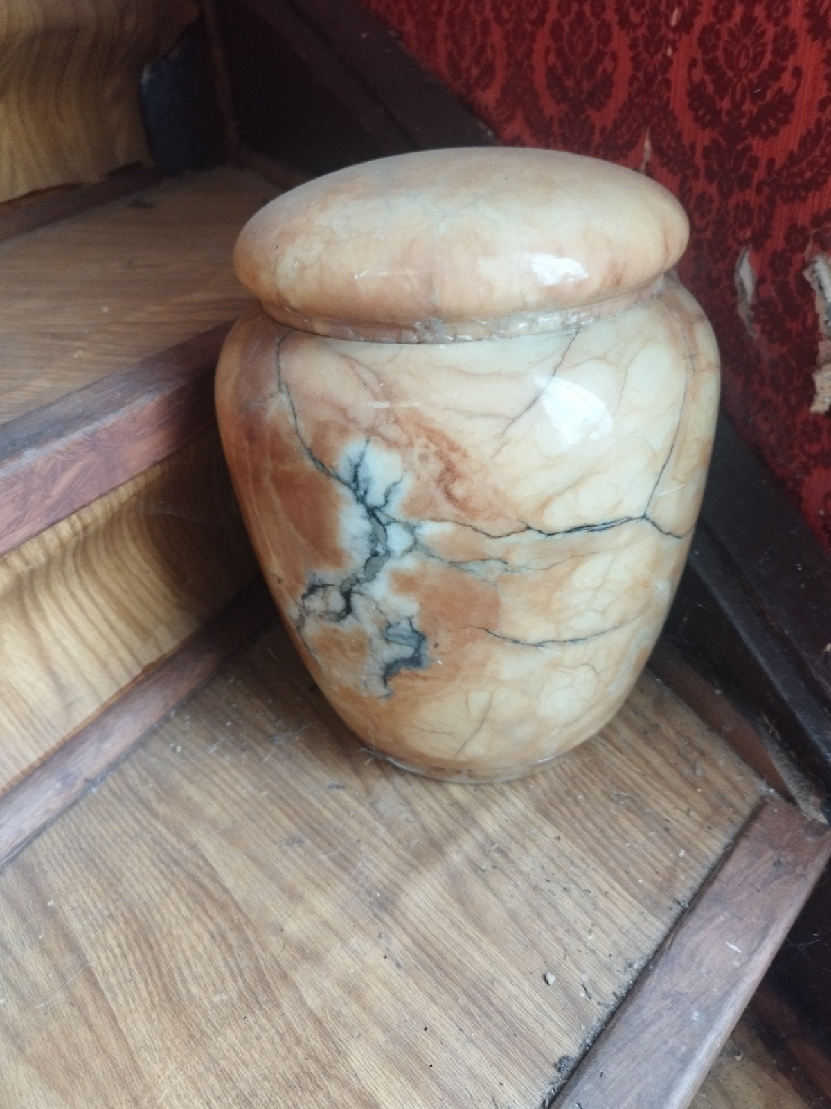 Pot en marbre, Enlèvement