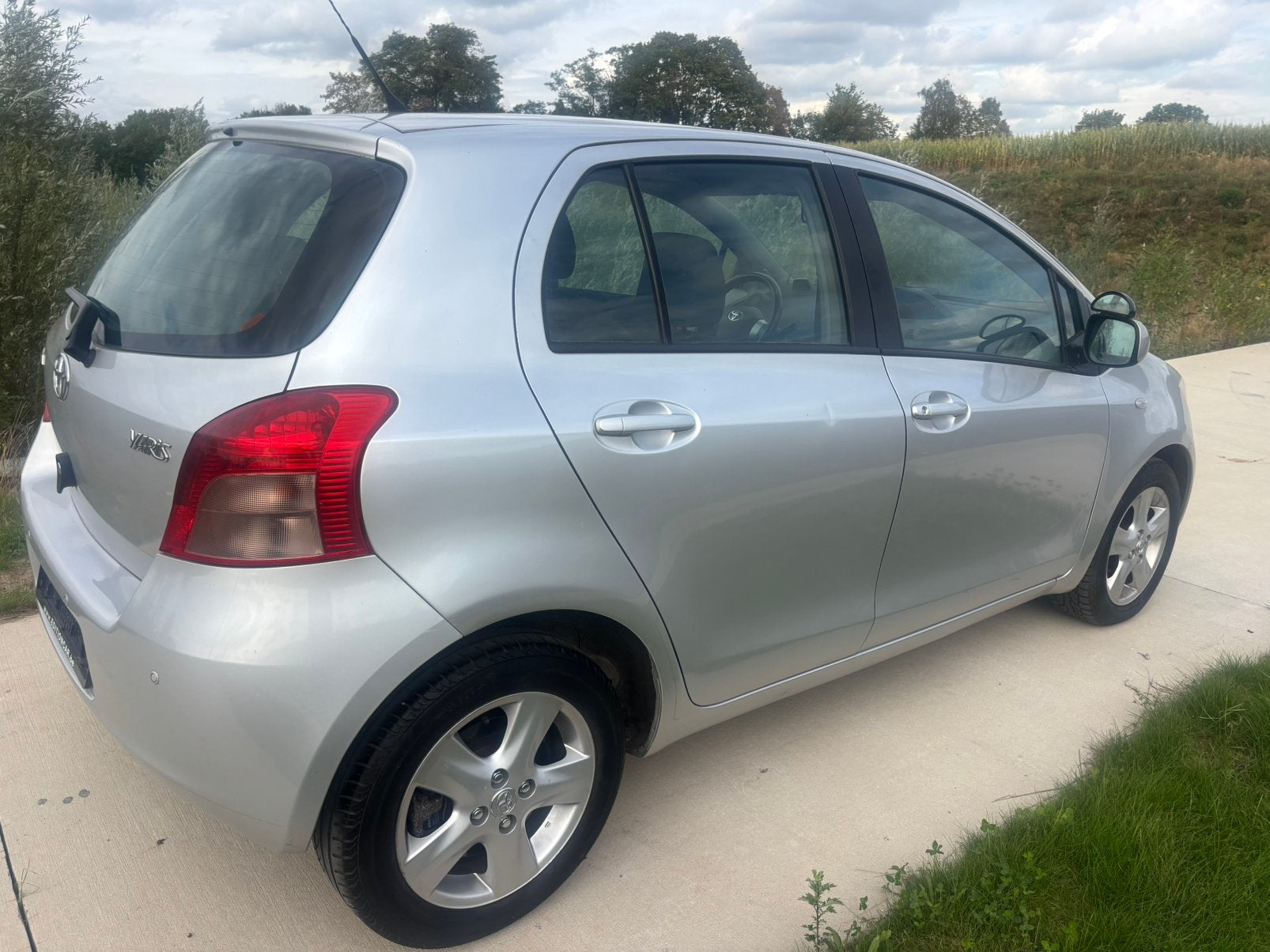 Toyota Yaris 1.3i VVT-i AUTOMATIQUE NAVI AIRCO ,, Argent ou Gris, 1298 cm³, Entreprise, Noir