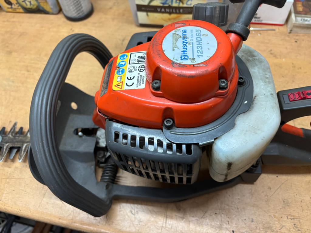 Te koop heggeschaar Husqvarna 123 HD 65, Tuin en Terras, Heggenscharen, Ophalen, Gebruikt, Benzine