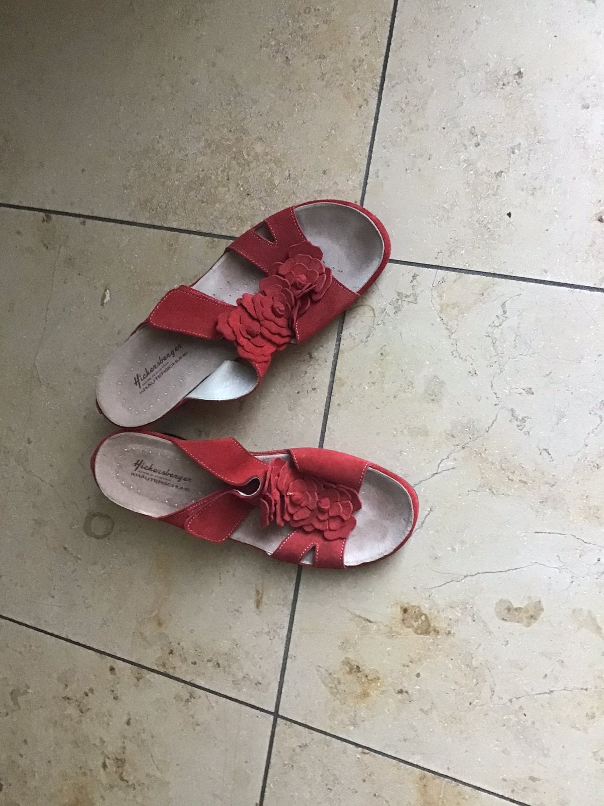 Rode daim instekers, Kleding | Dames, Zo goed als nieuw, Rood, Ophalen, Slippers
