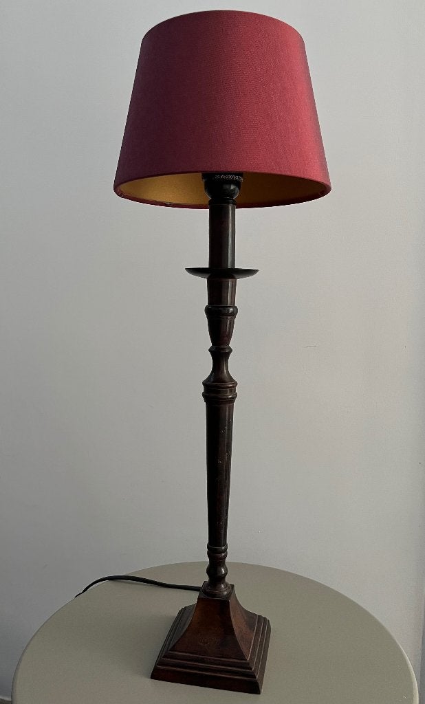 Klassieke tafellamp met bordeaux kap, Huis en Inrichting, Lampen | Tafellampen, Zo goed als nieuw, Hout, Textiel, Met kap, Met schakelaar
