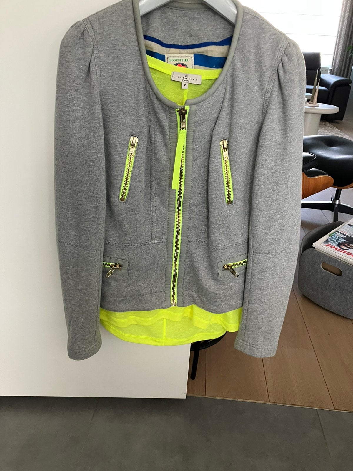 Sportjasje en bloesje Essentiel maat 2, Neuf, Gris, Taille 36 (S), Enlèvement
