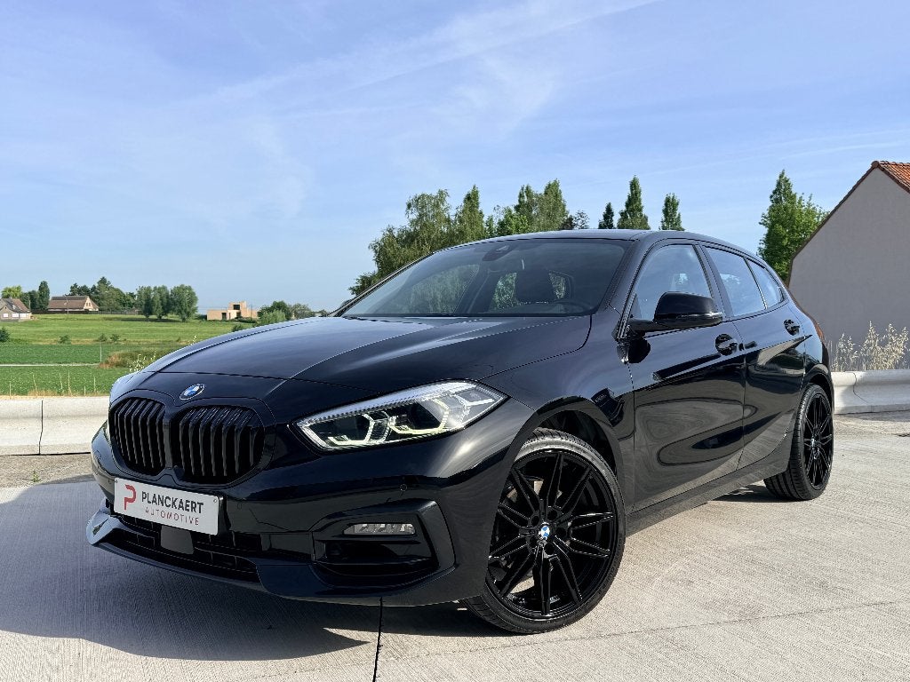BMW 116 i Sportline Benzine * Carplay/Shadowline 53.000km, Auto's, BMW, Voorwielaandrijving, Parkeersensor, 1 Reeks, Leder en Stof