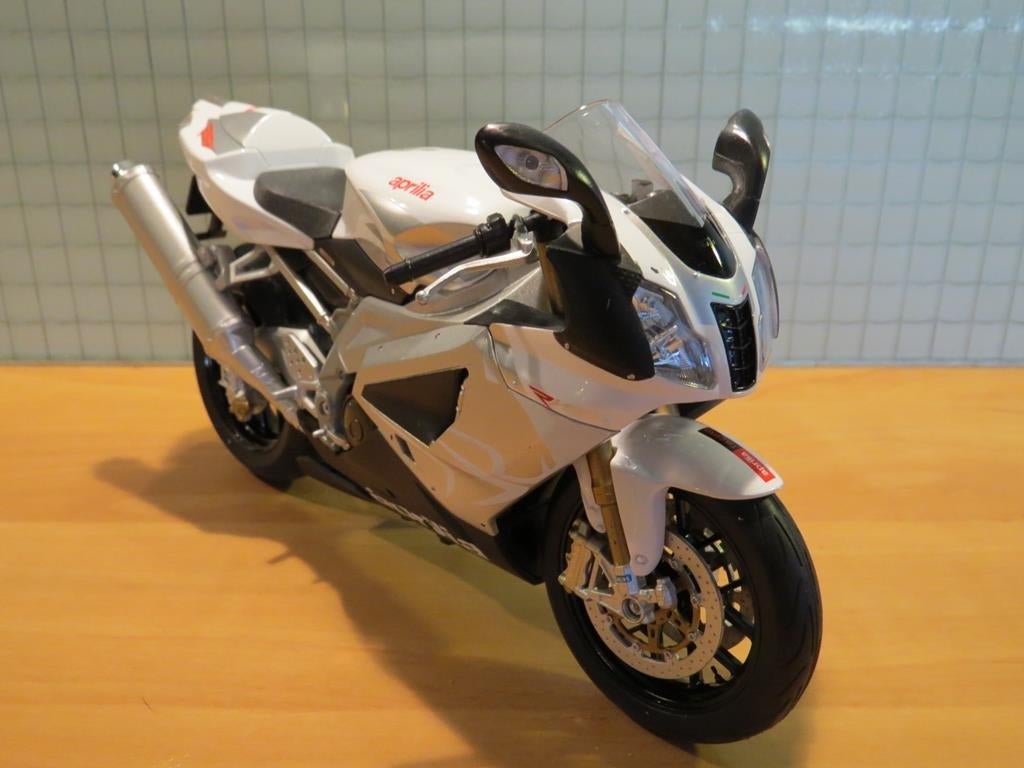 Aprilia RSV1000R 1:10 62808w, Hobby en Vrije tijd, Modelauto's | 1:5 tot 1:12, Ophalen of Verzenden, Nieuw, 1:9 t/m 1:12, Motor