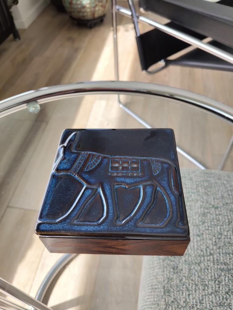 Een houten doosje met keramieken deksel, Ophalen