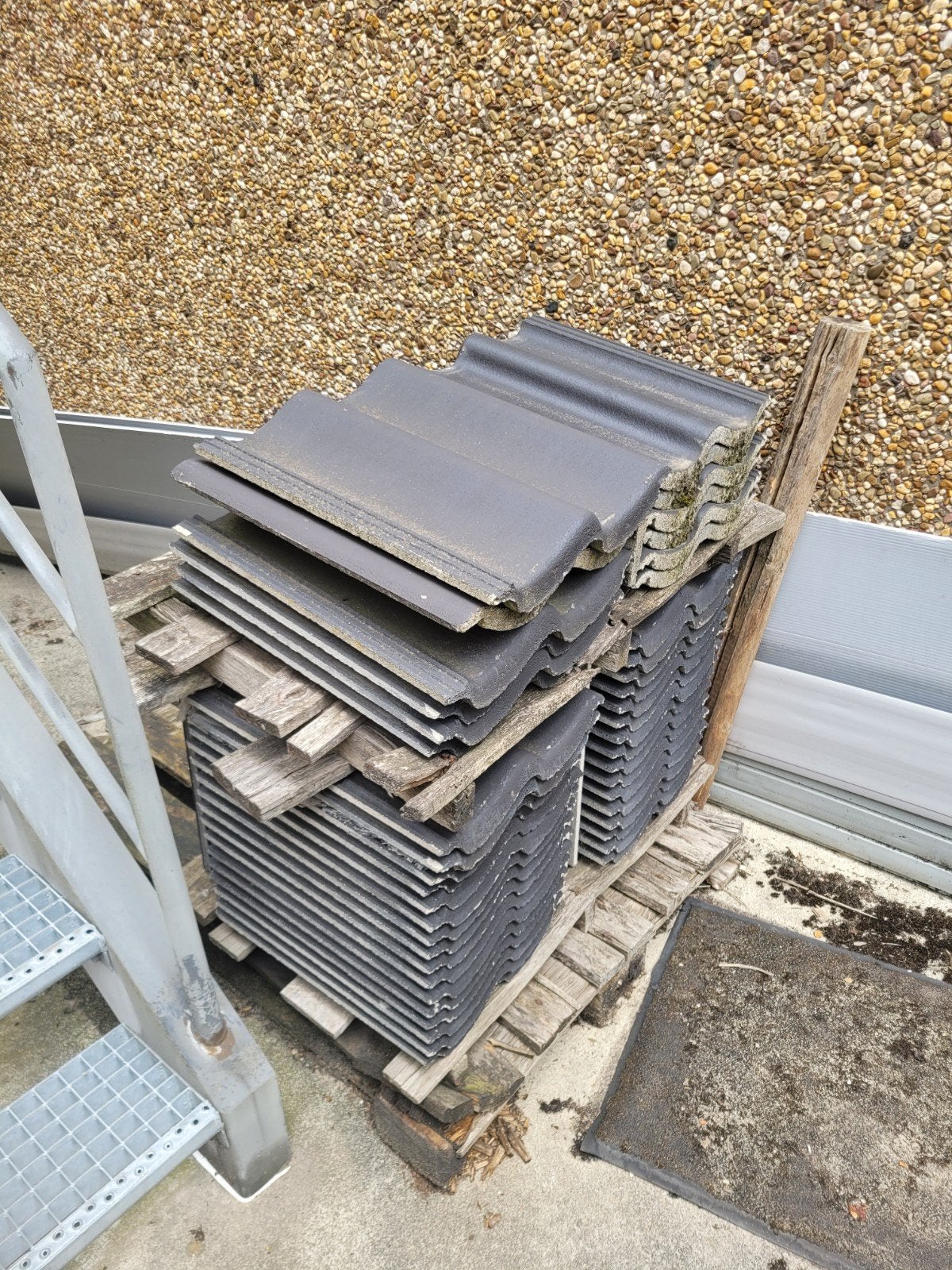 gratis 50 dakpannen en 1 dakpan voor de zijkant., Doe-het-zelf en Bouw, Dakpannen en Dakbedekking, Ophalen, Steen of Klei, Zwart