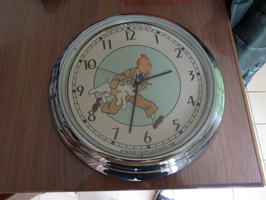 Horloge Démons & Merveilles - Tintin et Milou, Collections, Enlèvement ou Envoi, Tintin, Utilisé, Image, Affiche ou Autocollant