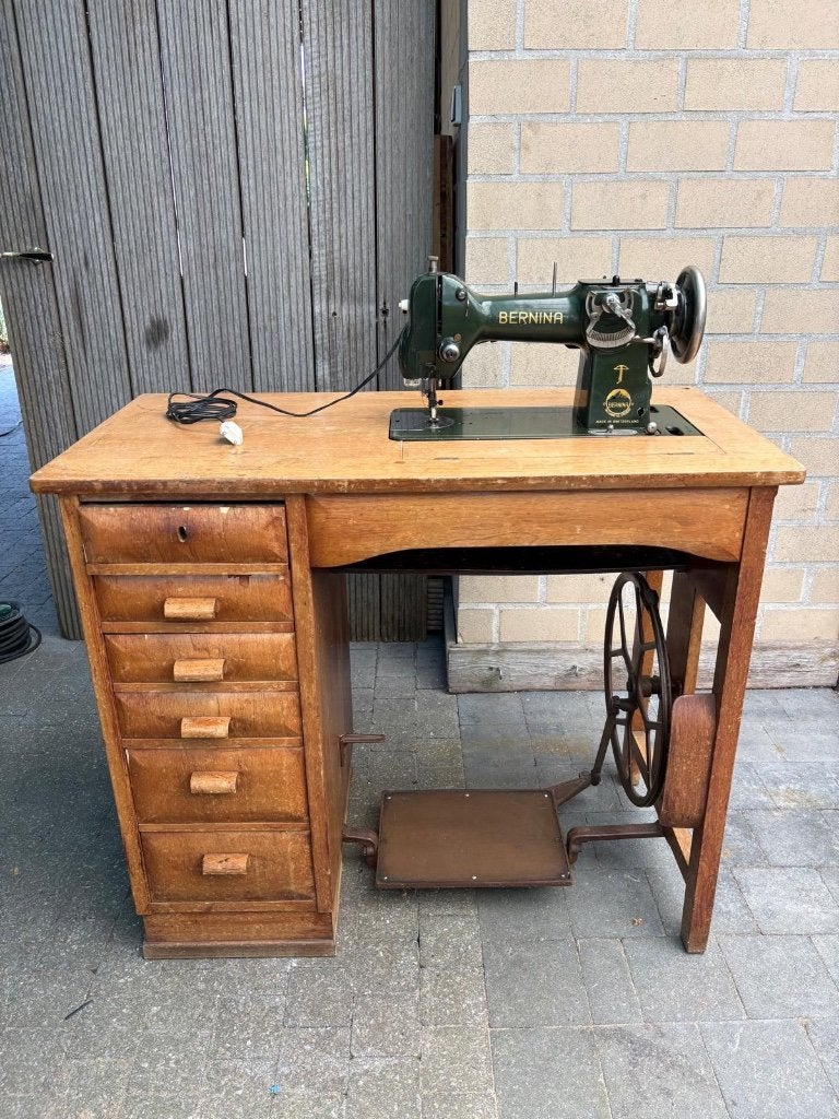 Vintage Bernina trapnaaimachine in meubel, Enlèvement