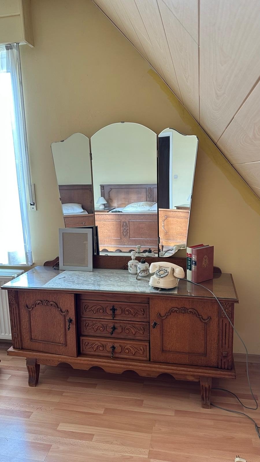 Kast met spiegel. accessoires niet inbegrepen., Ophalen