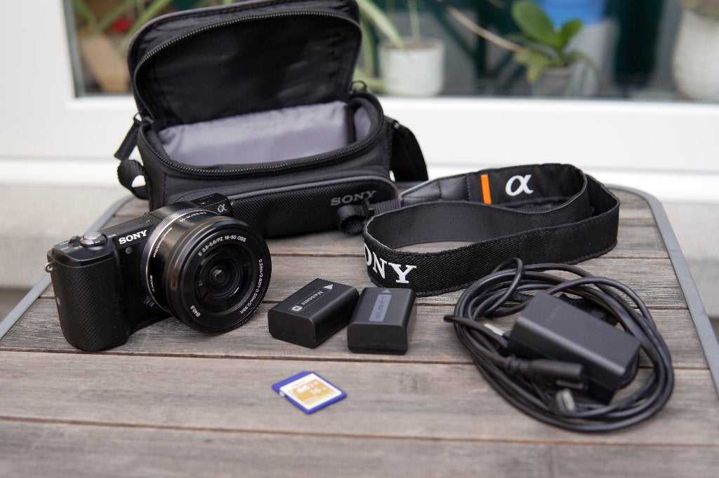 Sony Alpha A5000 noir + OSS 16-50 mm — moins de 350 photos, Batterie, 20 mégapixels, Comme neuf, Enlèvement