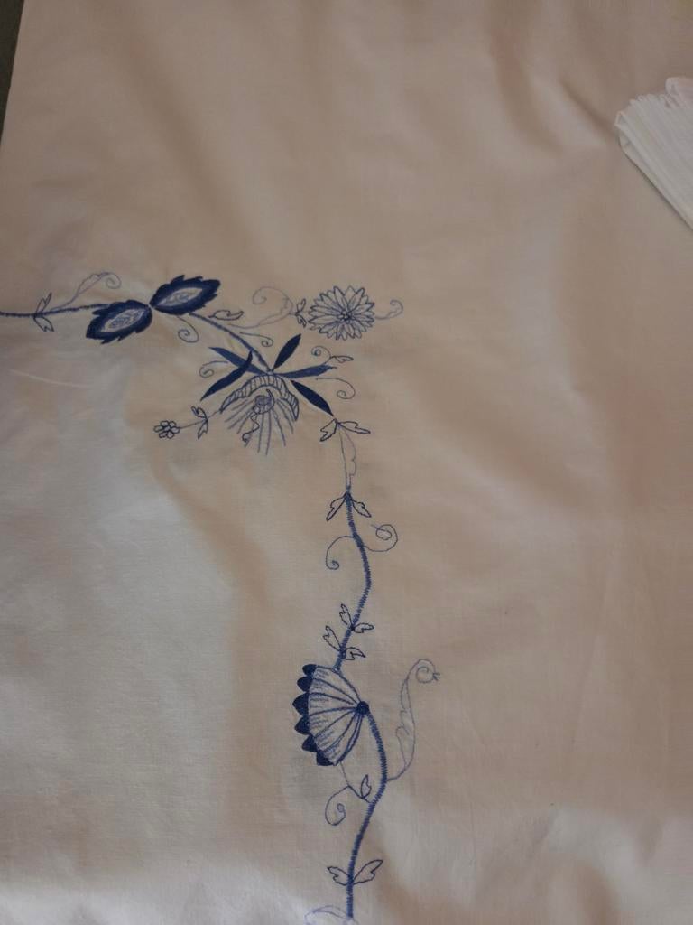 Tafelkleed geborduurd,en servetten, Antiek en Kunst, Ophalen of Verzenden