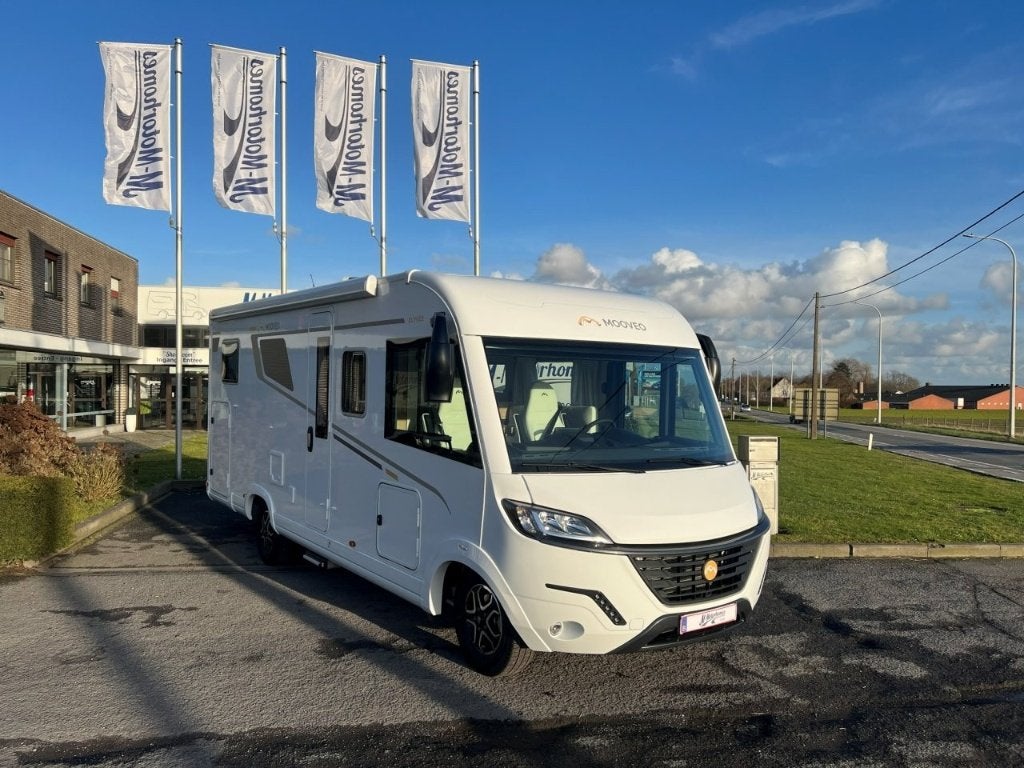 Mooveo (Pilote) INT-74 EBF | Twin + hefbed - Solar - Lithium, Caravans en Kamperen, Pilote, Bedrijf, Diesel, 7 tot 8 meter