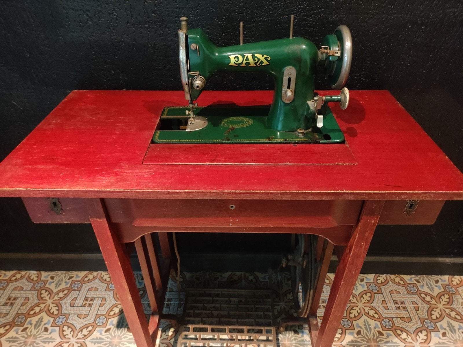 Vintage PAX trapnaaimachine met meubel & voetpedaal, Antiek en Kunst, Ophalen