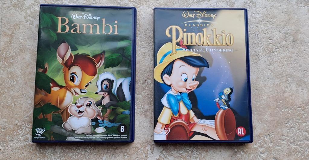 Dvd's "Walt Disney" 2 stuks €4, Bambi en Pinokkio., Enlèvement, Comme neuf, Dessin animé