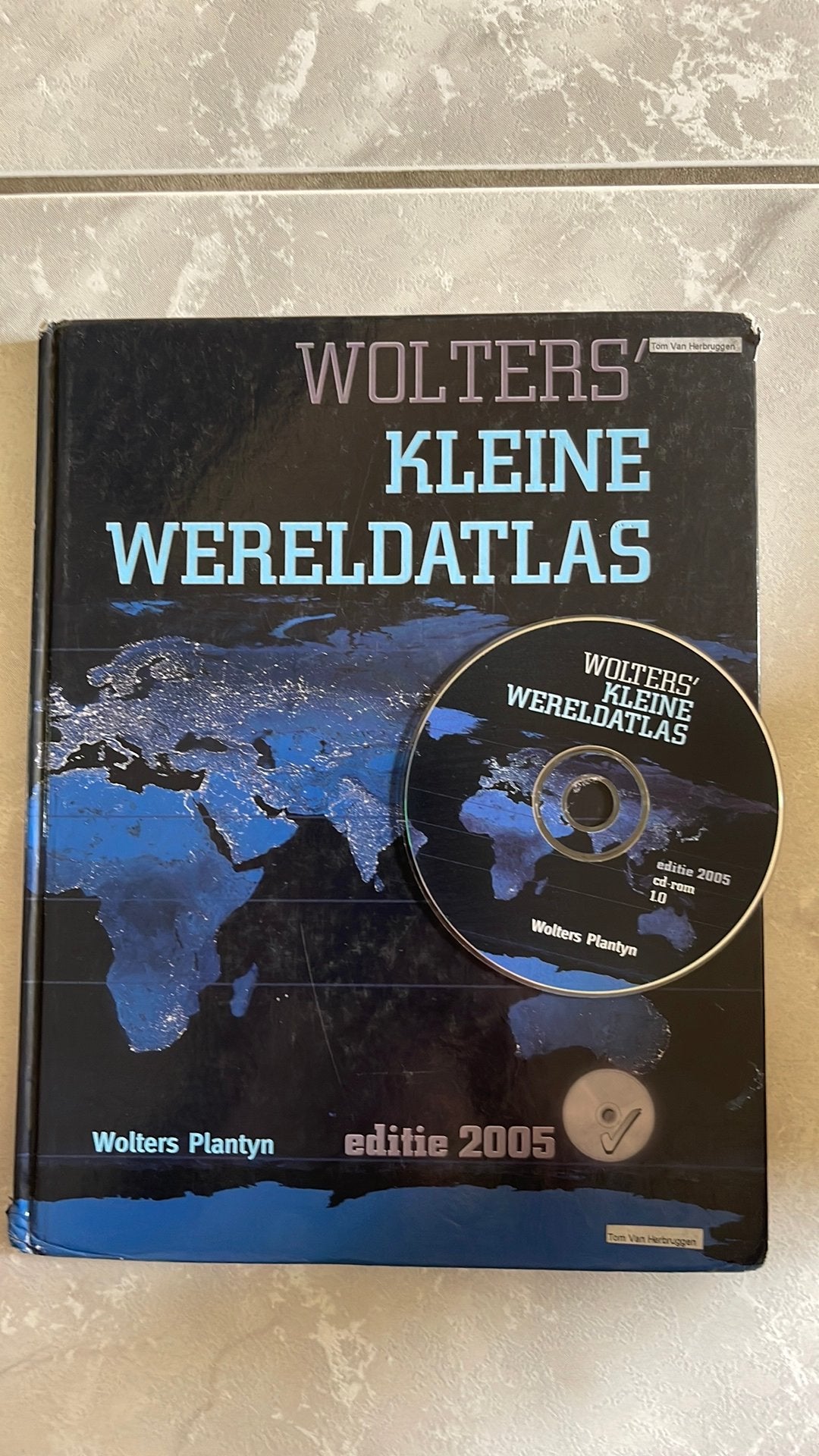 Kleine wereldatlas en Historische atlas, Boeken, Atlassen en Landkaarten, Overige atlassen, 2000 tot heden, Ophalen, Gelezen