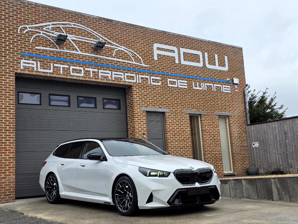 BMW M5 Touring - V8 - 5.000 KM - ALS NIEUW - AKRAPOVIC, Auto's, Wit, Leder, Hybride Elektrisch/Benzine, Dealer onderhouden