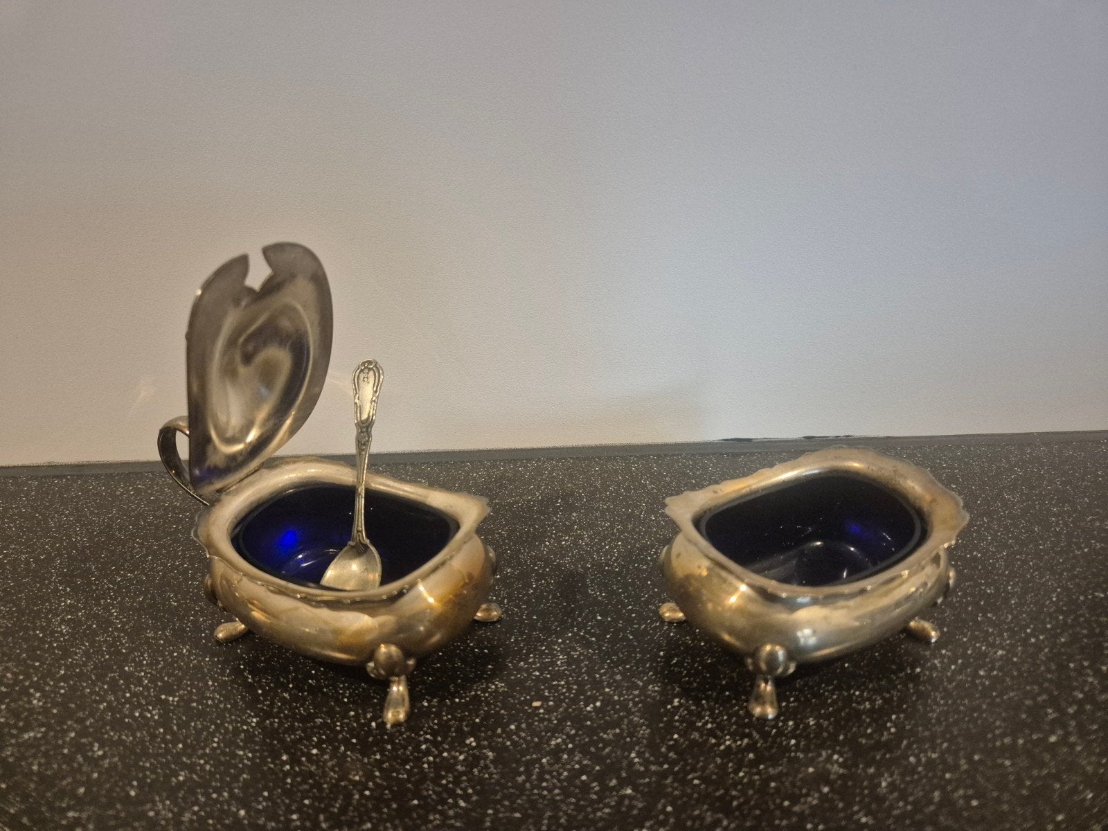 Paire de pièces de table anciennes en métal argenté anglais, Enlèvement, Bleu, Verre