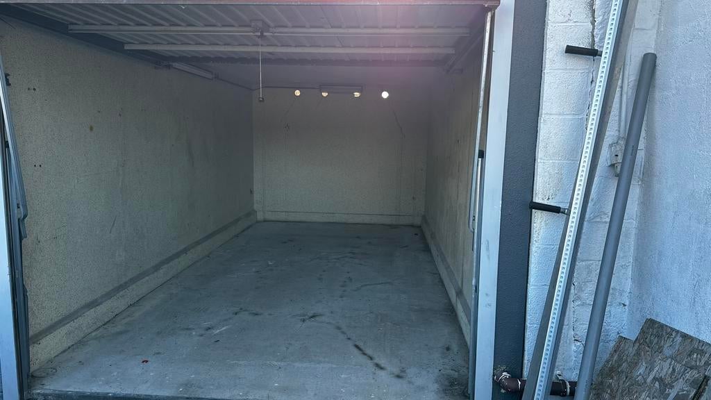 Garage à louer à Dinant, Immo