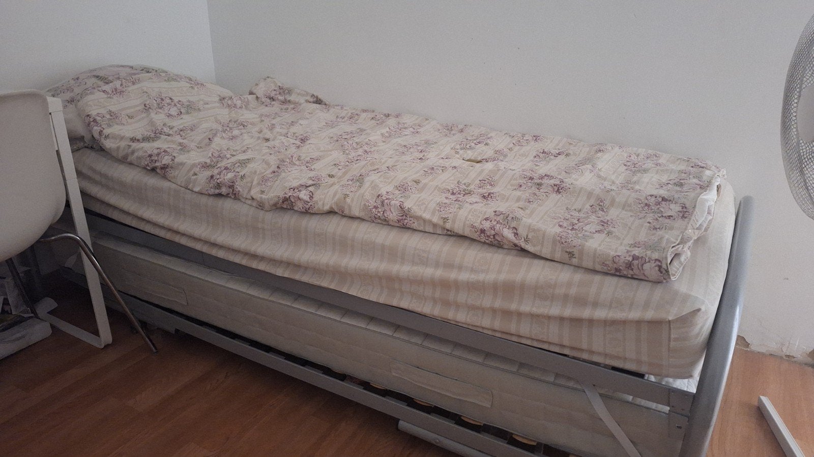 Eenpersoonsbed met uitschuifbare logeerbed, Ophalen