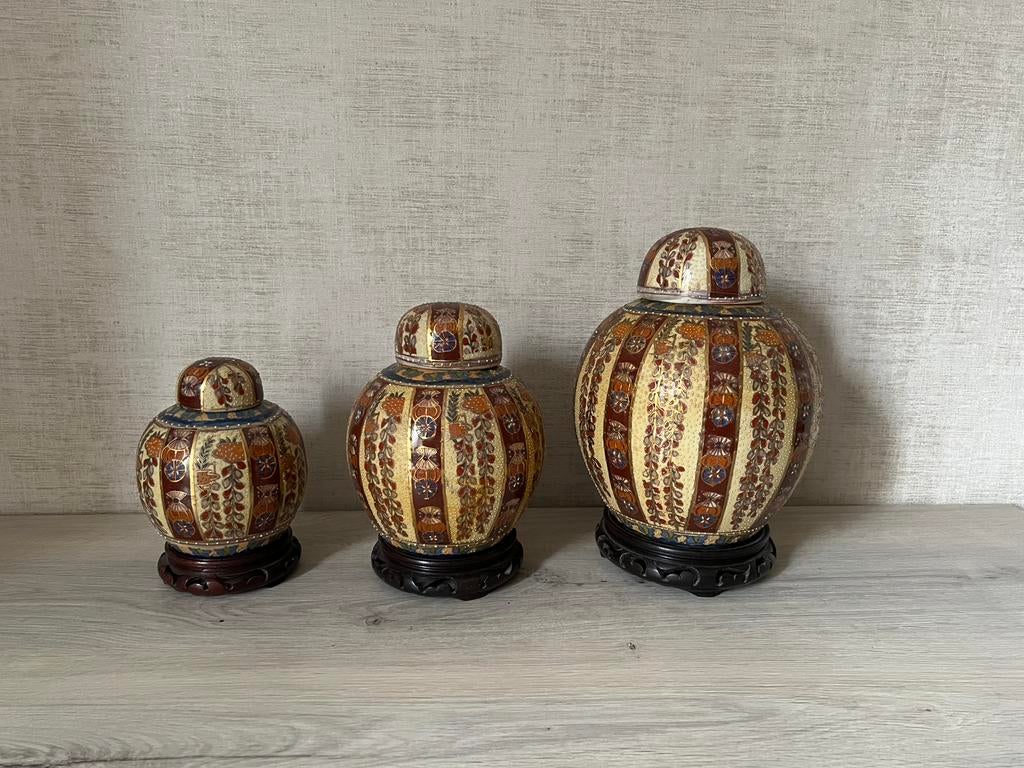 Trio van geglazuurde keramische gemberpotten in Imari-stijl., Ophalen