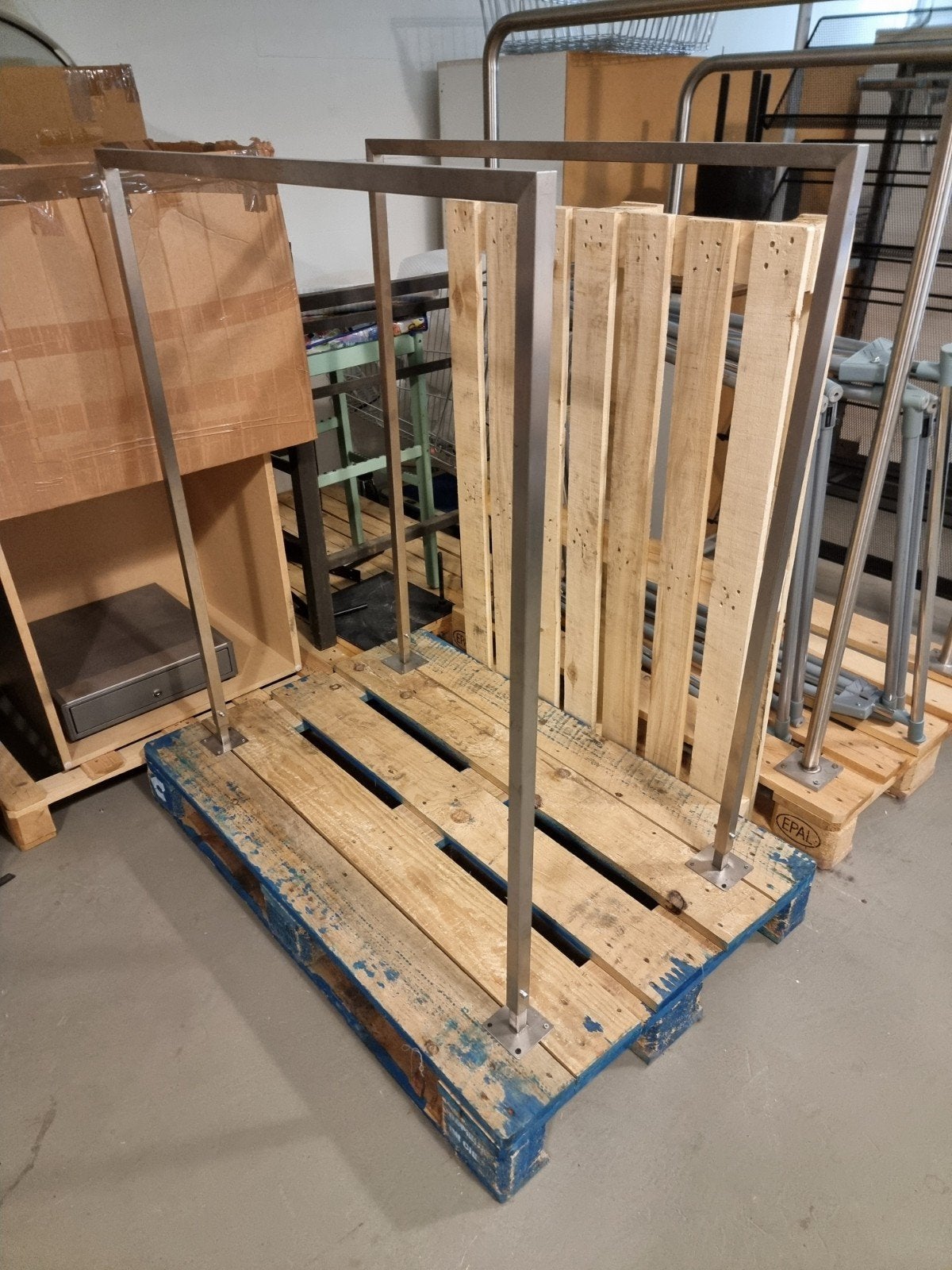 Porte-vêtements sur palette, peut également être installé sé, Enlèvement