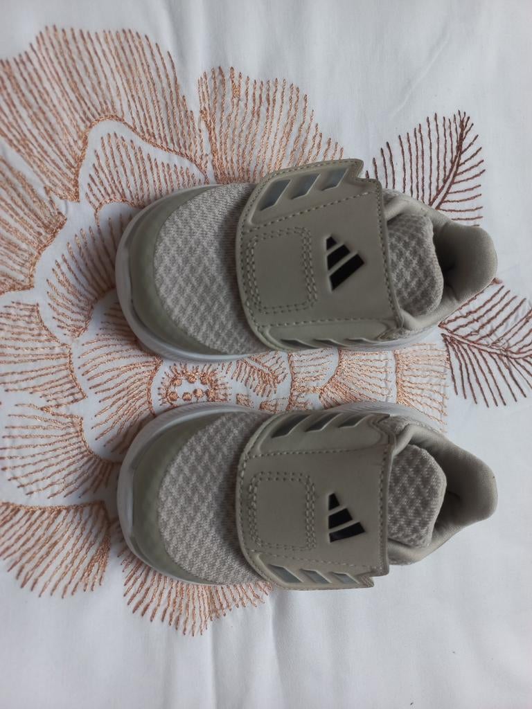 Adidas babyschoentjes zijn nog nieuw, Kinderen en Baby's, Babykleding | Schoentjes en Sokjes, Ophalen