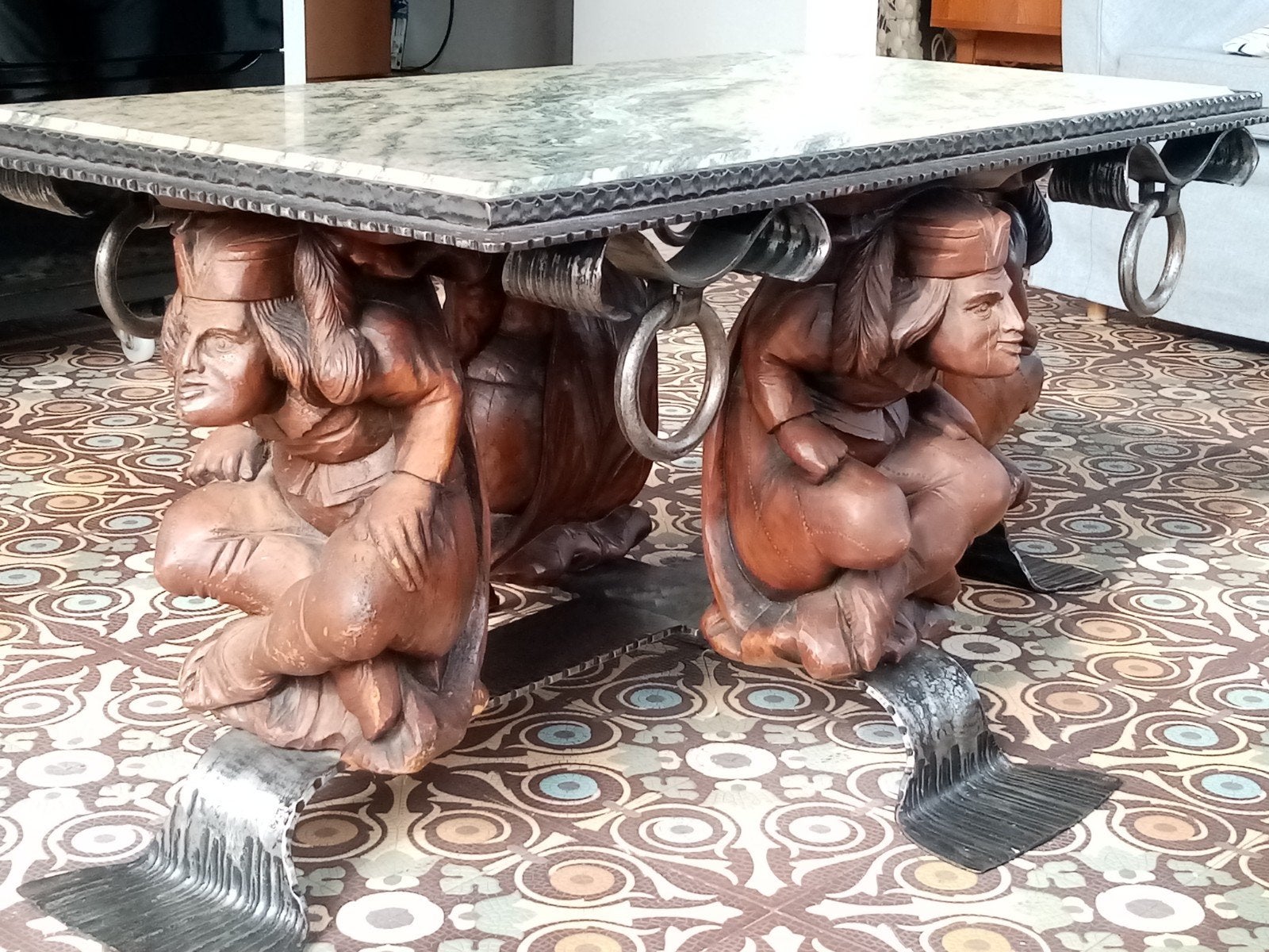 Table basse Rothschild, Enlèvement