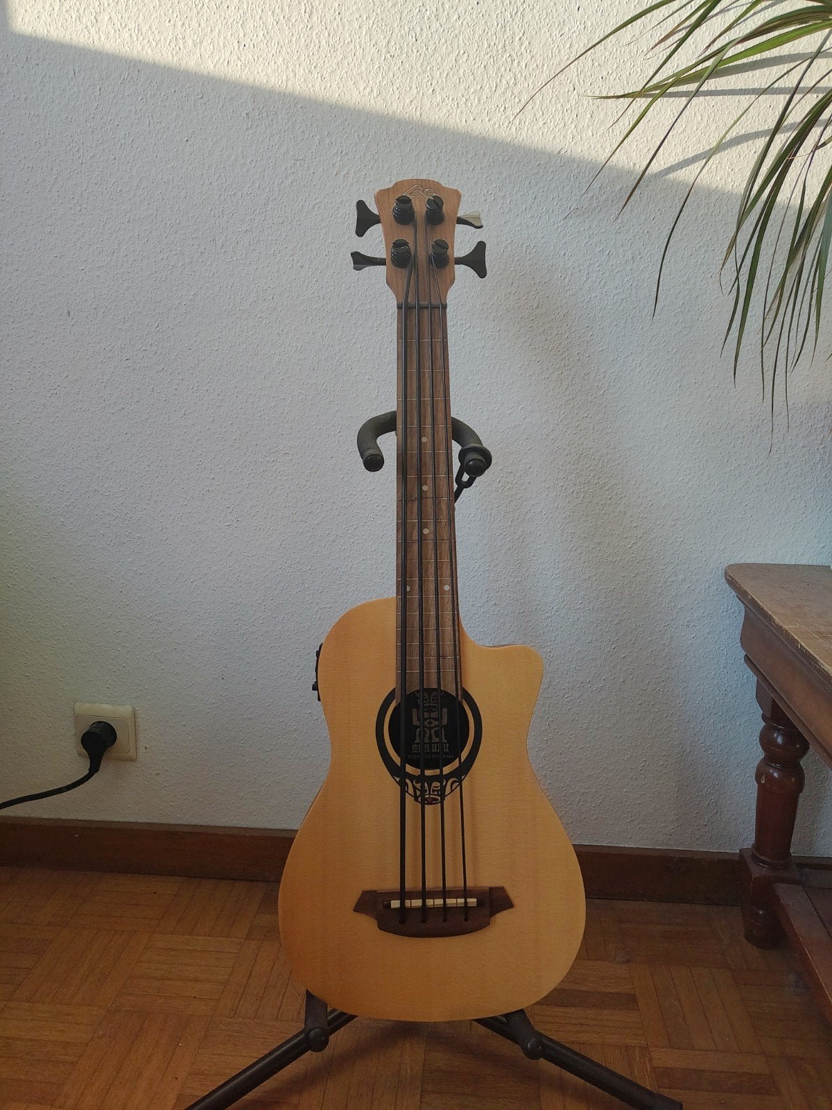 Ukulélé Bass LAG, Musique & Instruments, Instruments à corde | Guitares | Basses, Enlèvement, Comme neuf, Semi-acoustique, Fretless