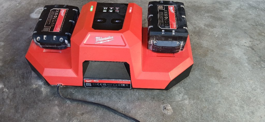 Milwaukee snellader met 2 extra batterijen, Ophalen, Gebruikt